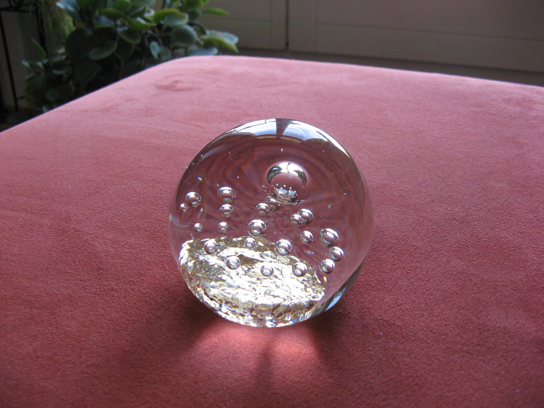 Statuette: Glaskugel/Briefbeschwerer Höhe 9 cm – Usato da Zürich venduto da apil