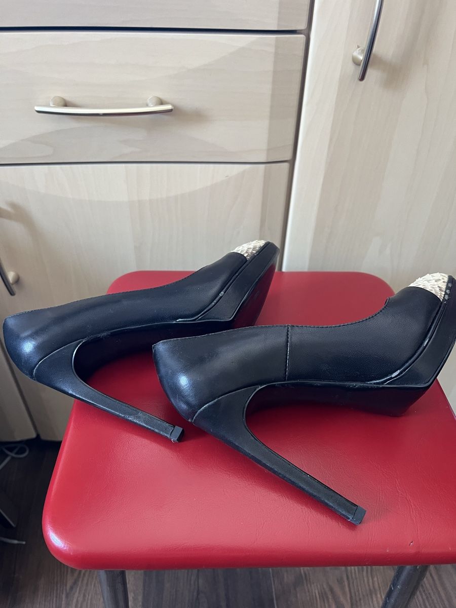 Saint Laurent Scarpe da donna: Saint Laurent pumps – Usato da Rorbas venduto da Yordan88 5