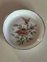 Kleine Porzellanschale mit Blumenmuster und Goldrand