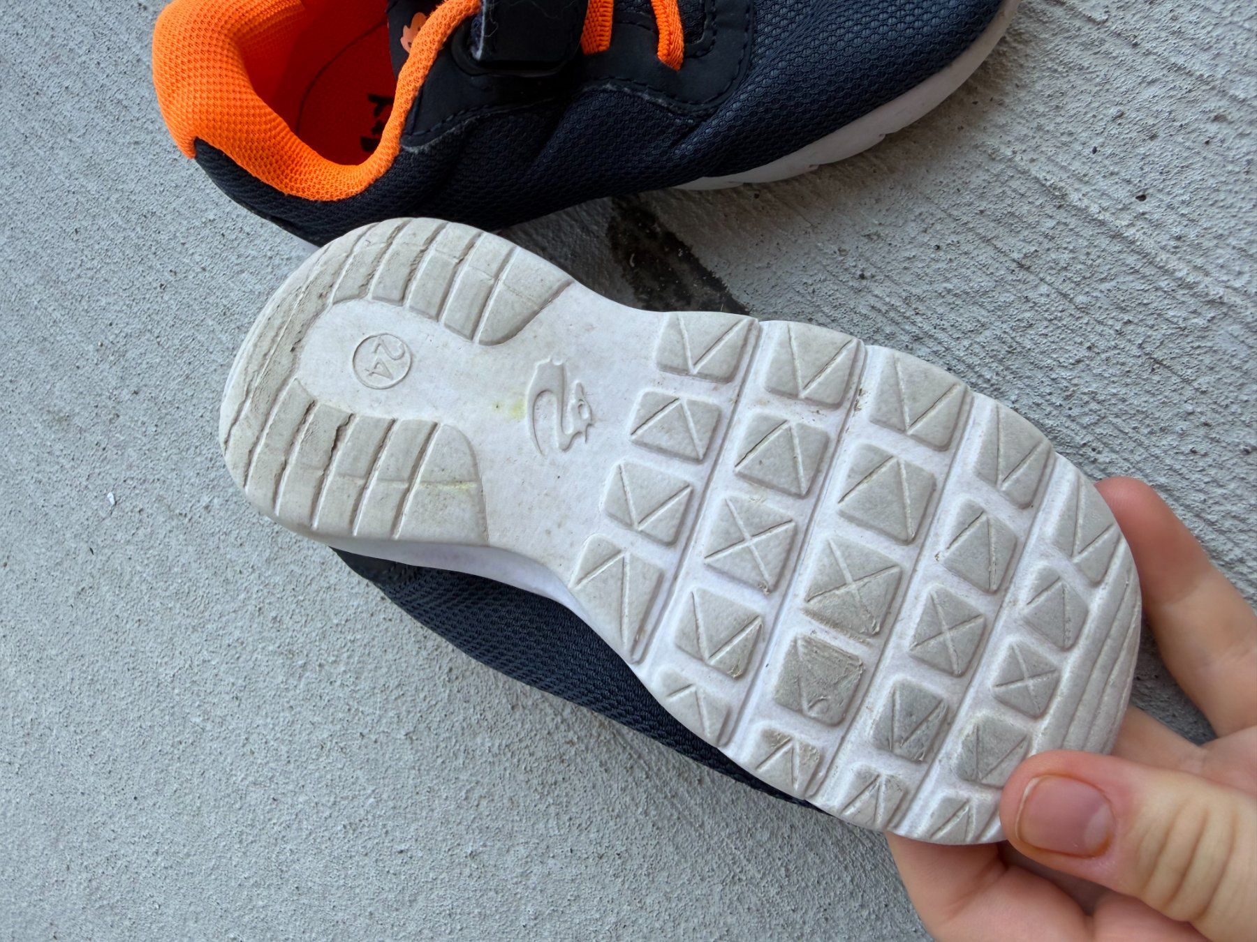 Scarpe per ragazzi: Kinderschuhe Grösse 24 dunkelblau orange – Usato da Riehen venduto da ann_76jw 2