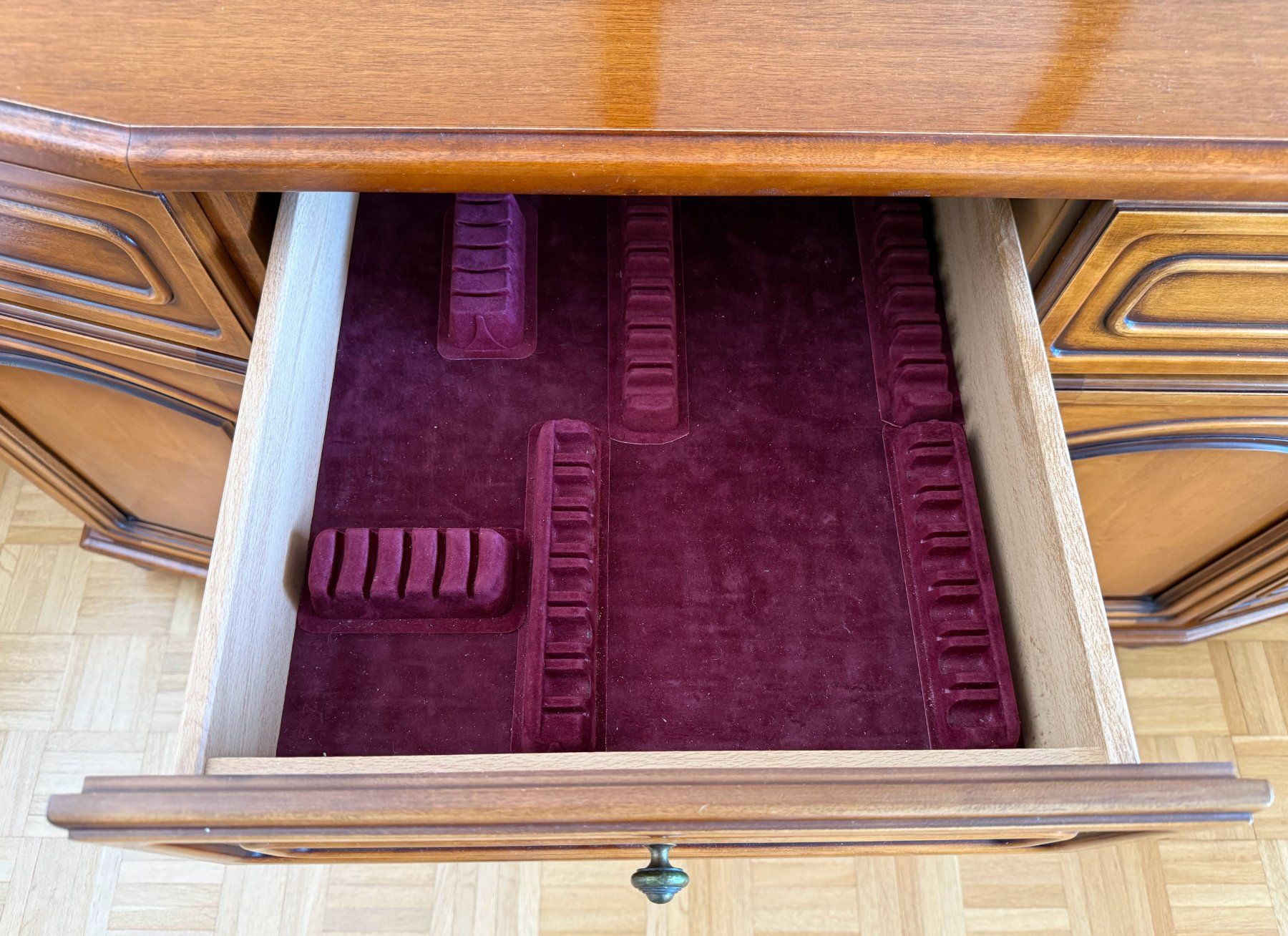 Pfister Buffets: Sideboard, Nussbaum, mit Schubladen und Tablaren – D'occasion à Uerikon par TT51 4