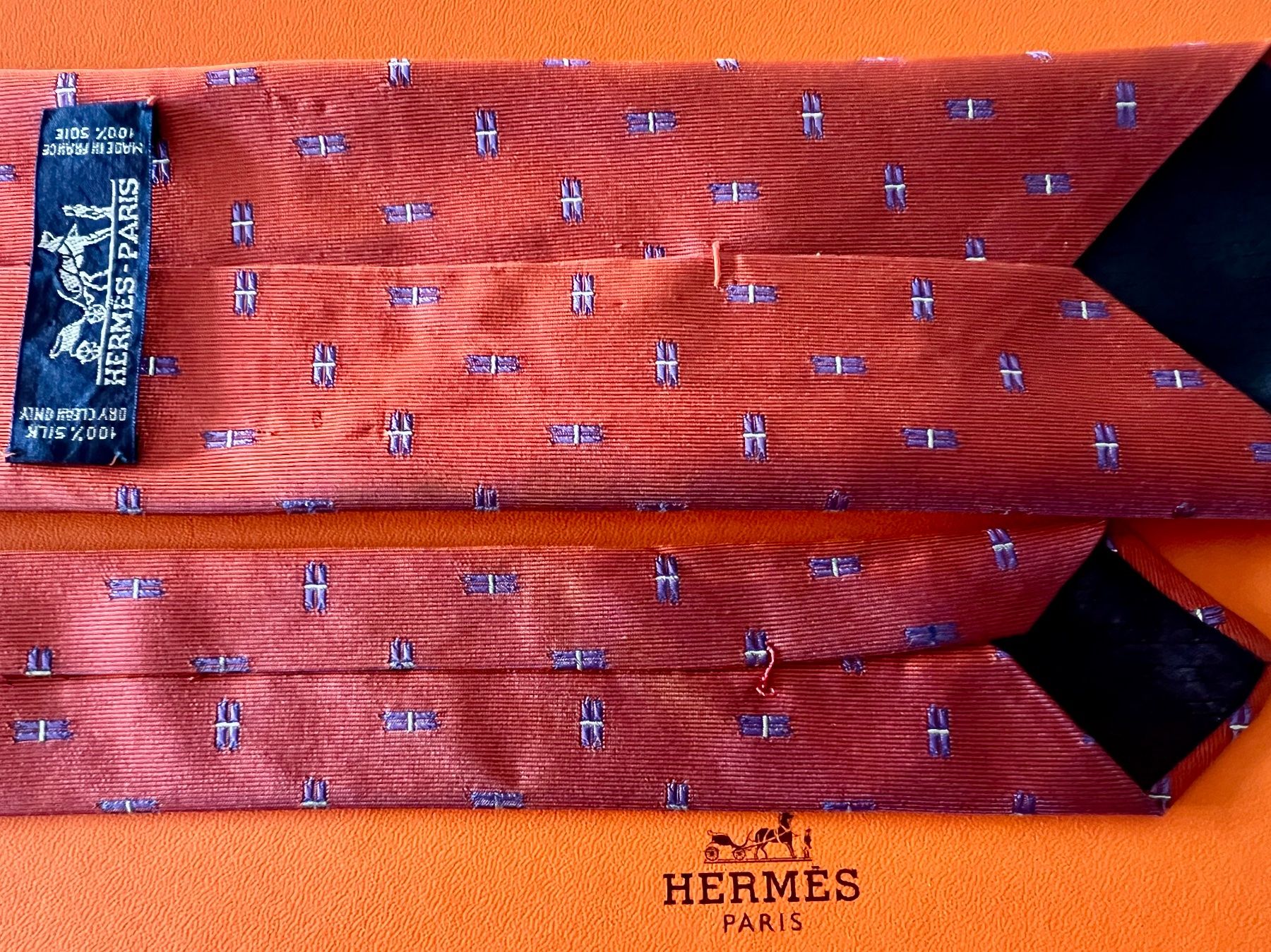 Hermès Cravates: Cravate HERMES-Paris „Purple Dynamite“ - avec box original – Neuf (Voir description) à Le Mont-sur-Lausanne par luxurylover 3