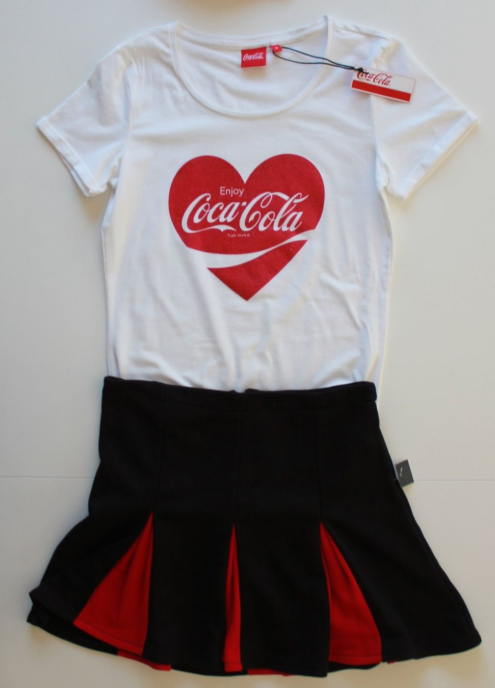 Coca-Cola Kleiderpakete: Ensemble ,, Coca Cola ,, t. S     NEU! – Neu und originalverpackt aus Peseux von Gilloss 1