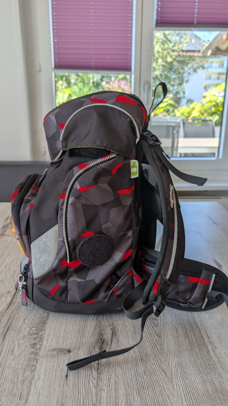 Ergobag Borse & Zaini: Schulrucksack Ergobag schwarz rot gebraucht – Usato da Eschenbach LU venduto da AJ0818 1