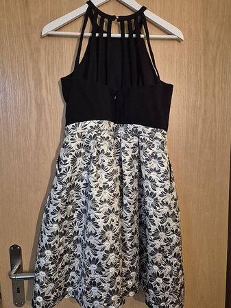 Schwarzes Cocktailkleid mit Blumenmuster