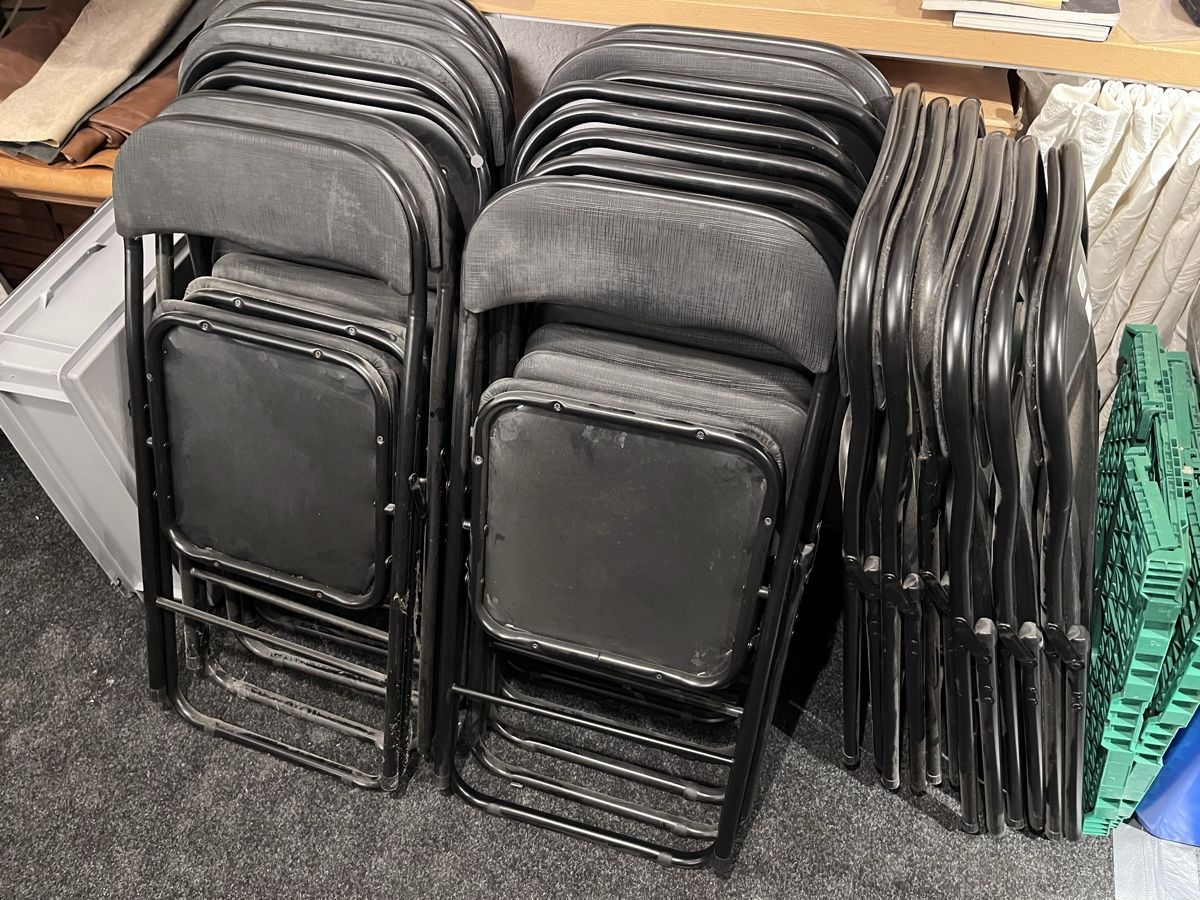 Sedie: Lot de 22 chaises pliantes noires – Usato da Corjolens venduto da san_kyv9