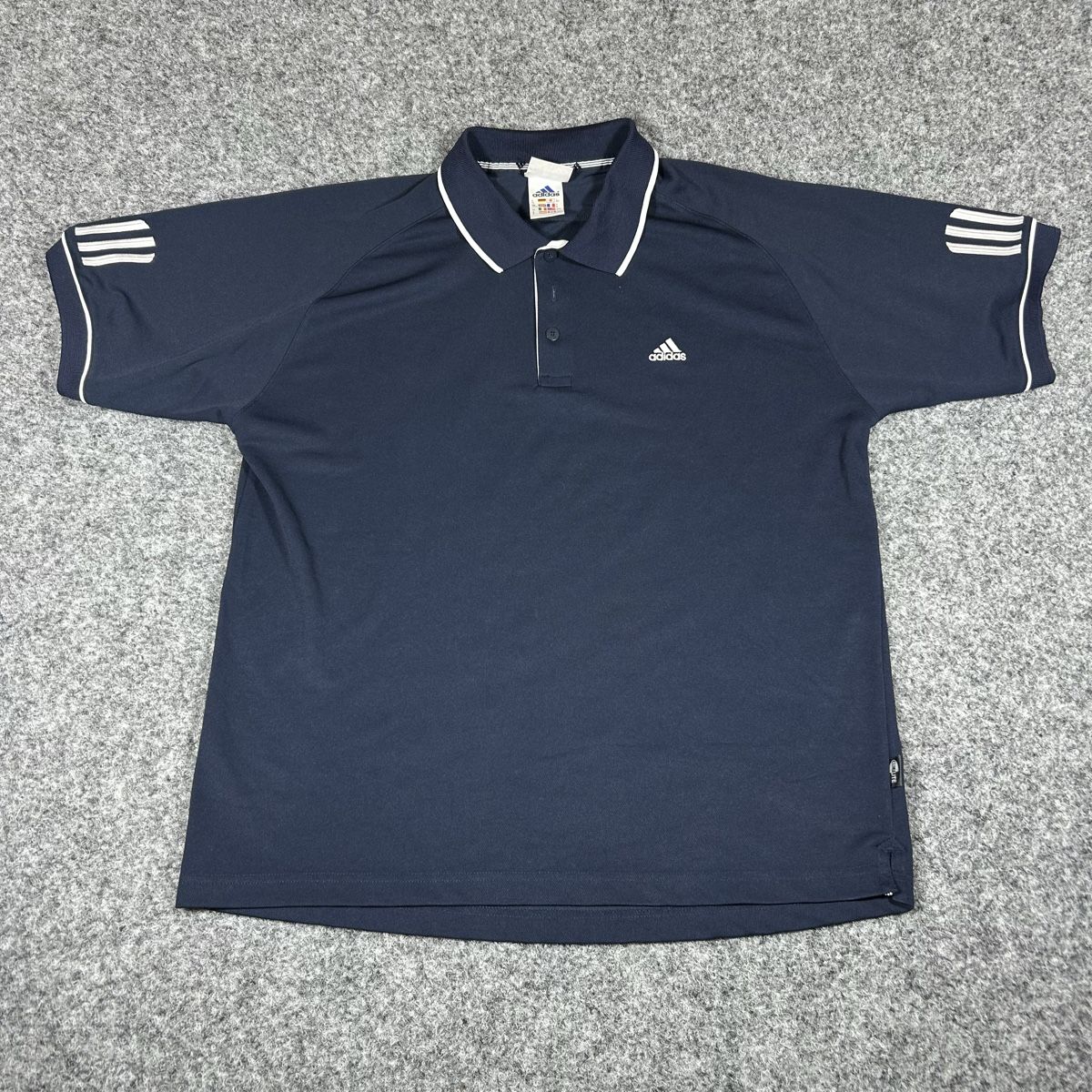 Adidas Magliette Polo: 2000s polo Adidas  – Nuovo (secondo la descrizione) da La Sagne NE venduto da Matlasape
