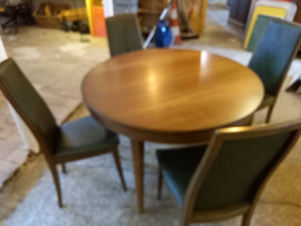 Set di tavolo e panche: Ensemble vintage – Usato da Noiraigue venduto da pel_ny7d