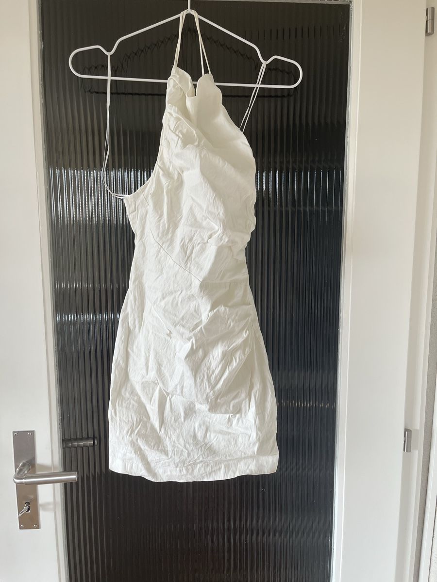 Zara Robes: Robe mini blanche  Zara  – D'occasion à Fribourg par ine_y5jc