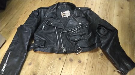 Schwarze Rockerjacke, echtes Leder, kurz (W)