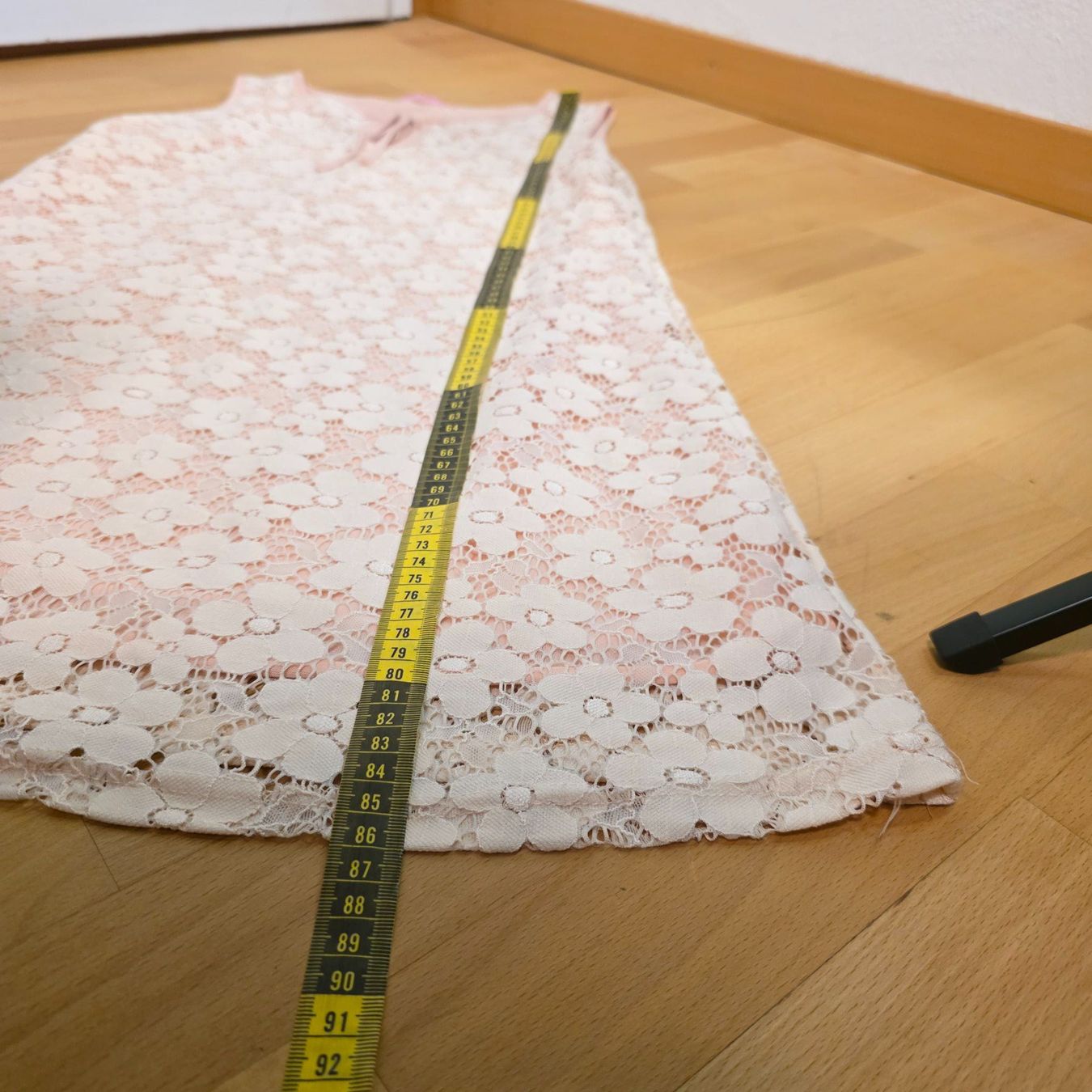 Kleider: Wunderschönes ärmelloses Spitzenkleid im romantischen Stil – Gebraucht aus Wald ZH von CapLux 7