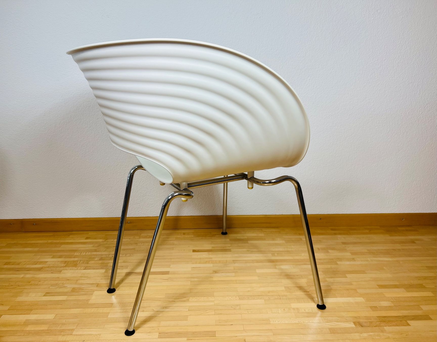 Vitra Stühle: 2 Vitra Tom Vac Stühle von Ron Arad - Weiss – Gebraucht aus Egg b. Zürich von B02_Designklassiker 4