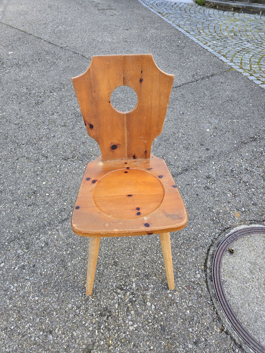 Sedie: Rustikaler Holzstuhl mit Lochmuster - Einzigartiges Design! – Usato da Mettlen venduto da elios0888