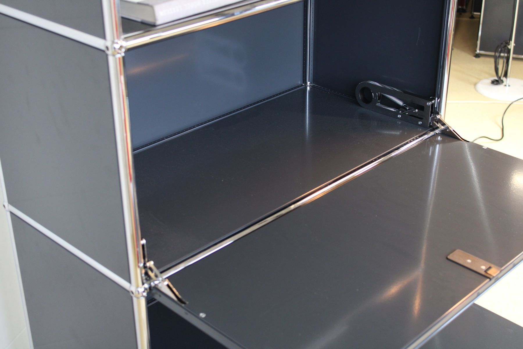 USM Kommoden: USM Highboard und Schreibtisch in Anthrazitgrau – Gebraucht aus Meinisberg von atelier_TILIJA 5