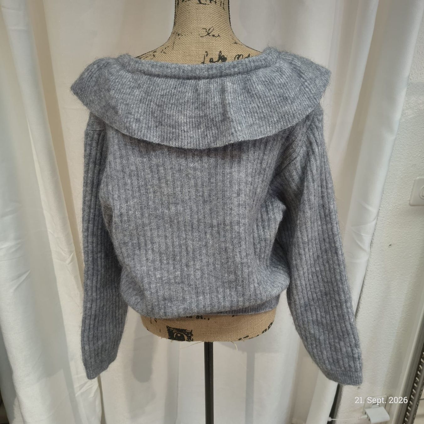 Maglioni & Felpe: Damen Pullover Edited grau mit Rüschen gebraucht – Usato da Emmetten venduto da SecondhandSiska 1