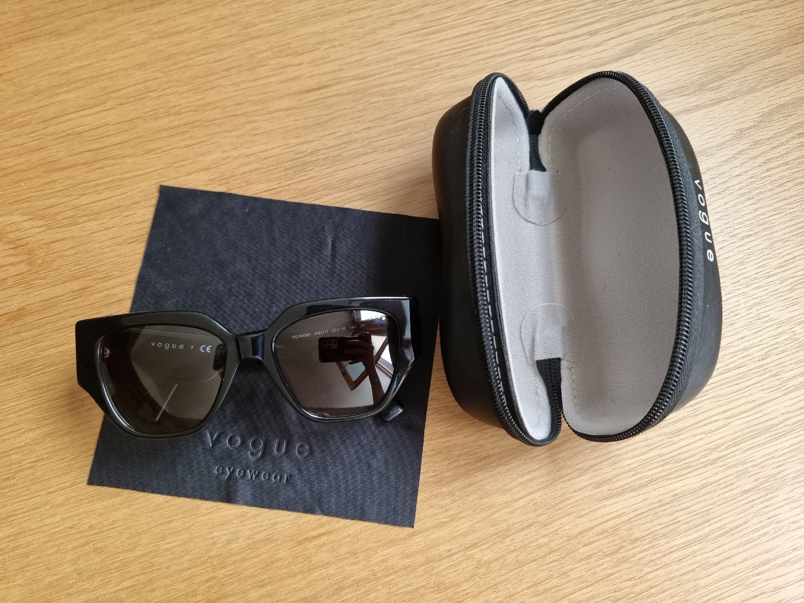 Vogue Brillen & Gläser: Vogue Sonnenbrille – Gebraucht aus Interlaken von NataliiaS 4