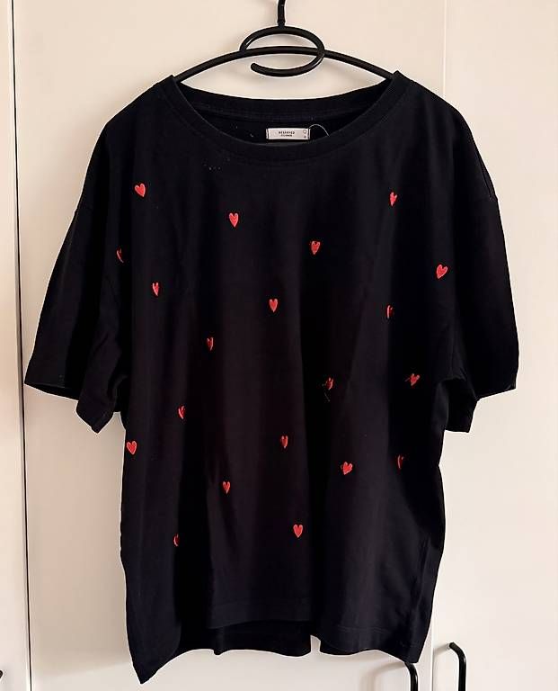 T-shirt: Reserved, T-Shirt mit Herzen, Gr. 42 – Usato da Zollikofen venduto da lili.j 1