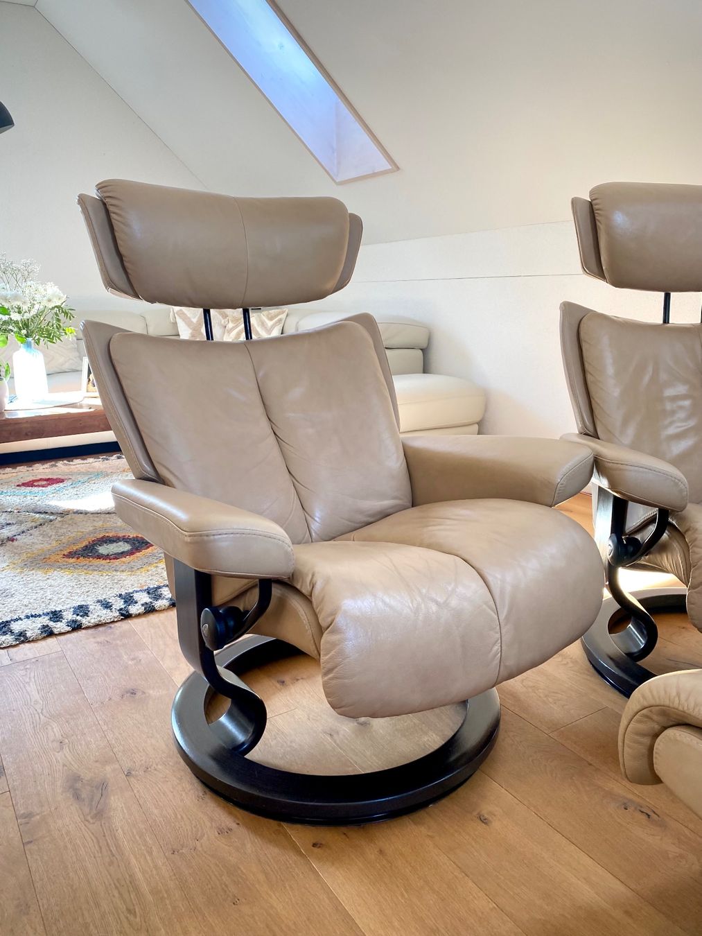 Stressless Poltrone: 2 Stressless® Magic Relax Sessel Beige Größe M mit 1 Hocker – Usato da Rorbas venduto da Samayo_ 4