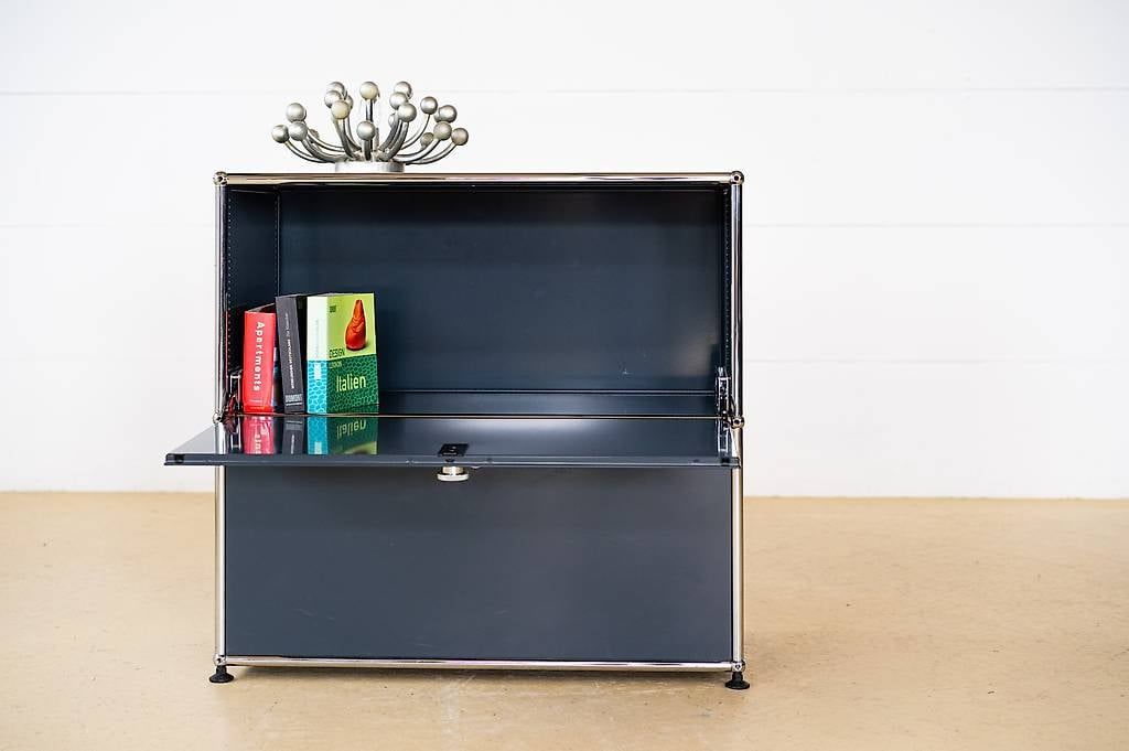 USM Scaffali: USM Sideboard in Anthrazitgrau, neuwertig! – Usato da Meinisberg venduto da atelier_TILIJA