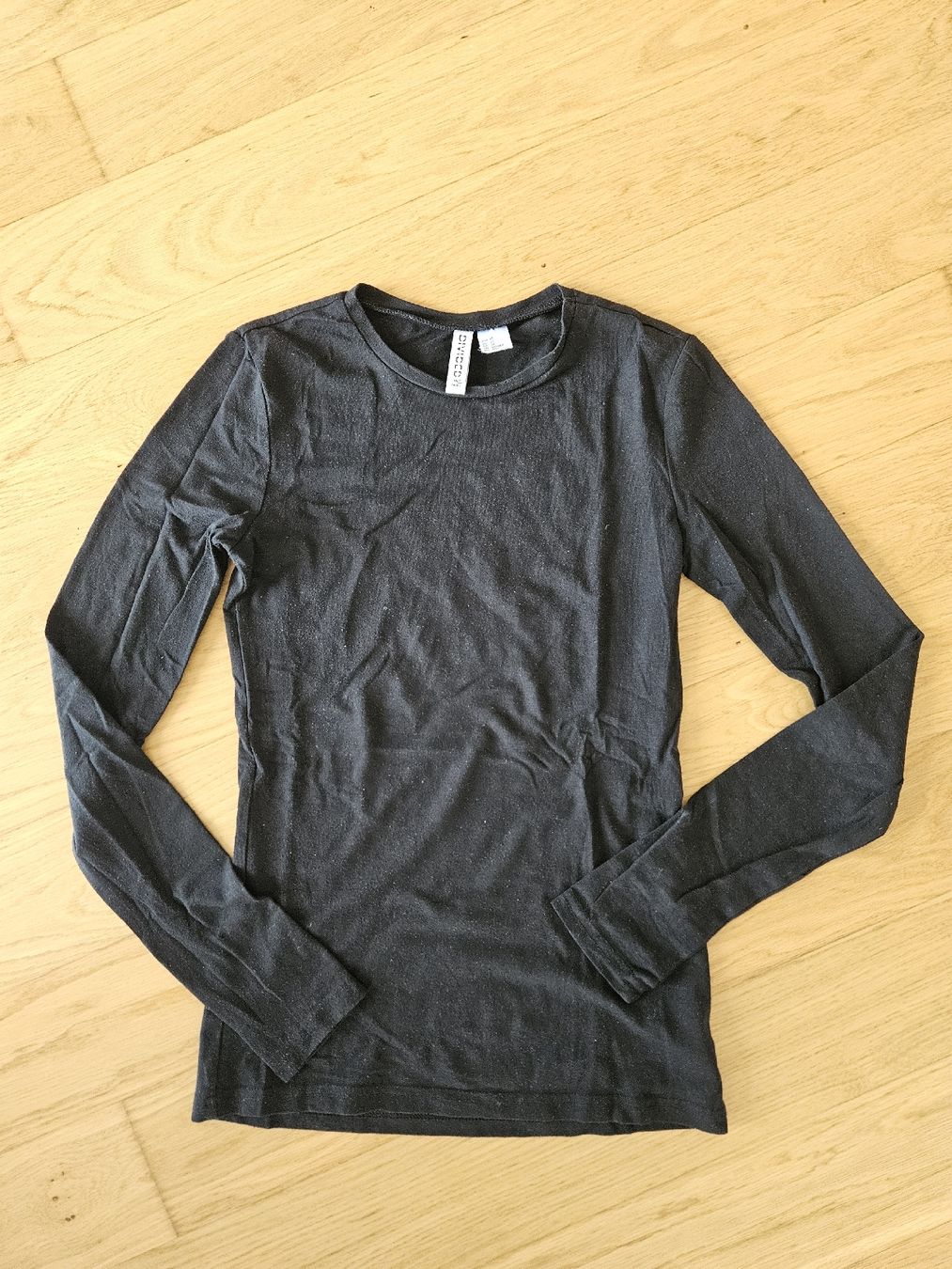 H&M T-shirt: Schwarzes Langarmshirt von H&M, Grösse XS - Basic Teil! – Usato da Abtwil AG venduto da Ayline.a8