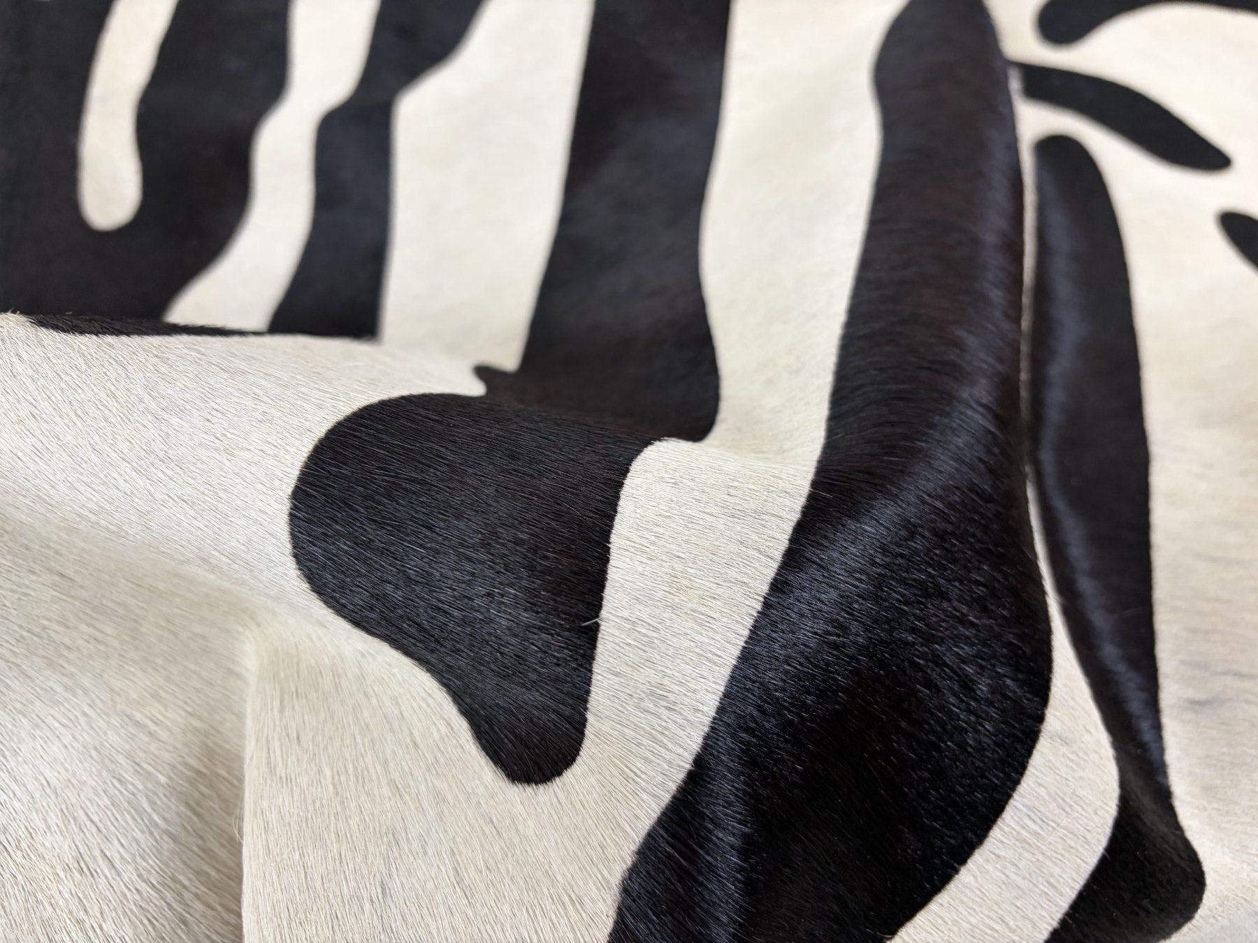 Teppiche: echtes Kuhfell Teppich Zebra – Neu und originalverpackt aus Arbedo von patagonialeatherrugs 1