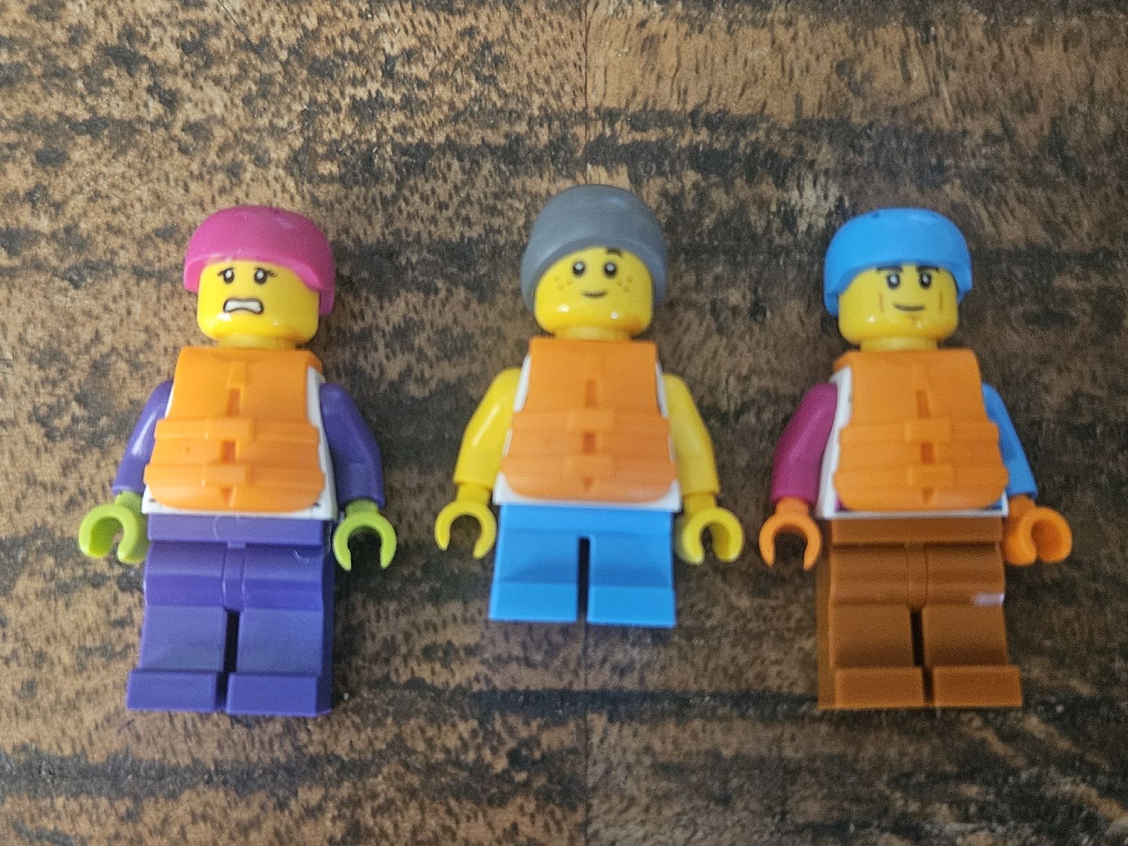 Lego Kit di costruzioni: lego lot de 3 figurines – Usato da Confignon venduto da Ecrofigs