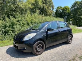 Toyota Yaris 1.4 D4D Limousine schwarz-met.,8 fach bereift,