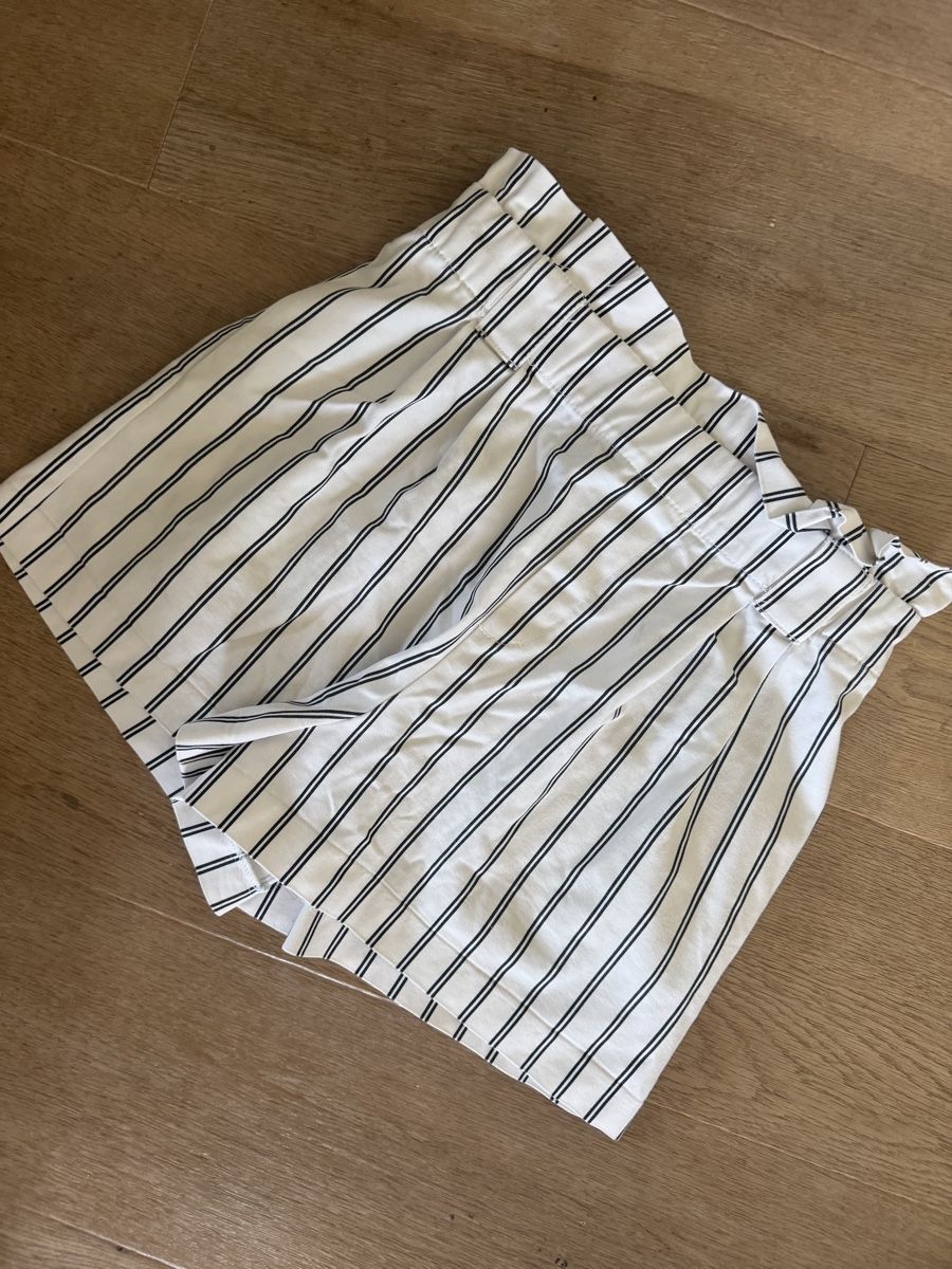 Hosen: Zara Striped Shorts - Size M - Summer Essential! – Gebraucht aus Baar von Julemmen
