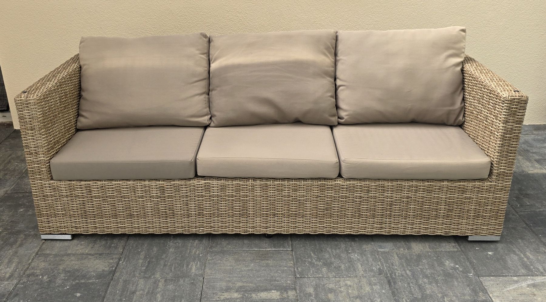 Sofas: Gartensofa Polyrattan beige 3-Sitzer mit Staufach  – D'occasion à Rheinsulz par Gilea