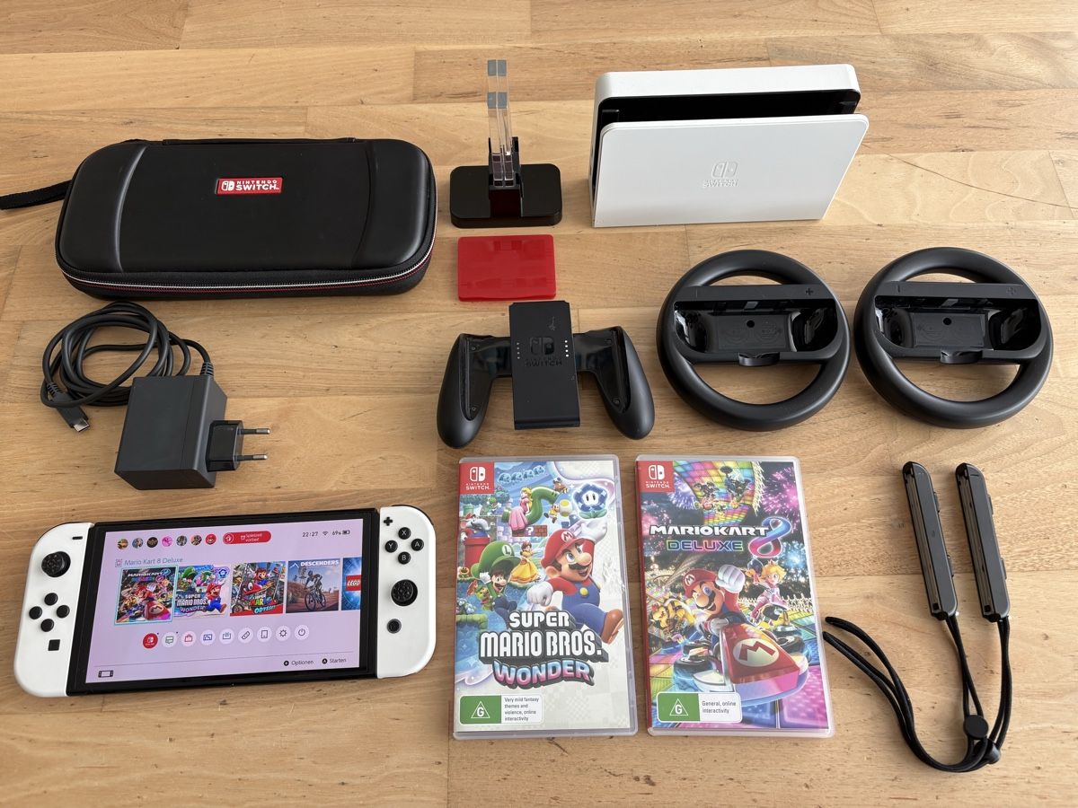 Nintendo Konsolen: Nintendo Switch OLED Bundle – Gebraucht aus Eggersriet von Ck761