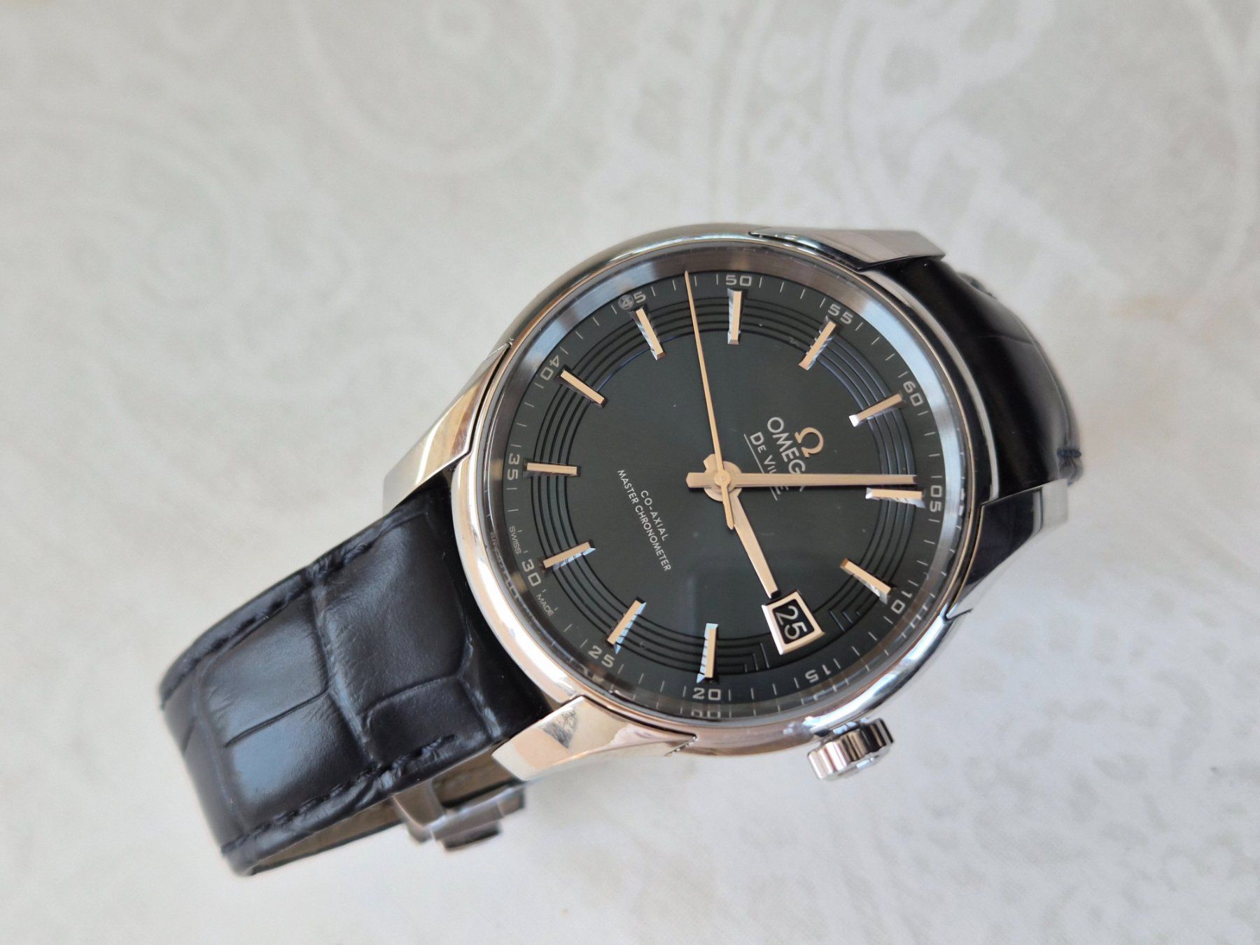 Omega Uhren: Omega De Ville Hour Vision – Gebraucht aus Chabrey von Horology