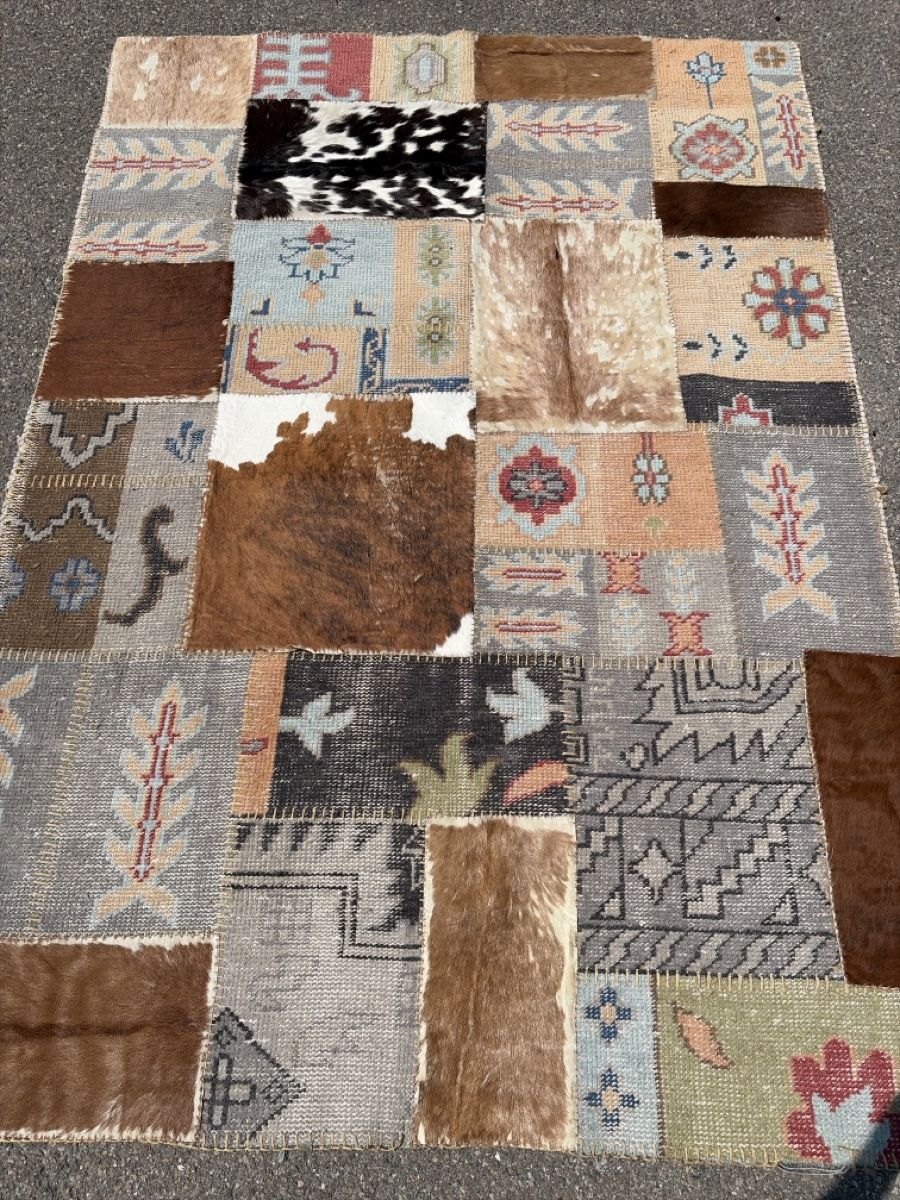 Tapis: Multicolor Patchwork mit Kuhfell  – D'occasion à Wängi par Tesimo 1
