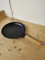 Staub - Gusseisen-Bratpfanne mit Holzgriff - Schwarz
