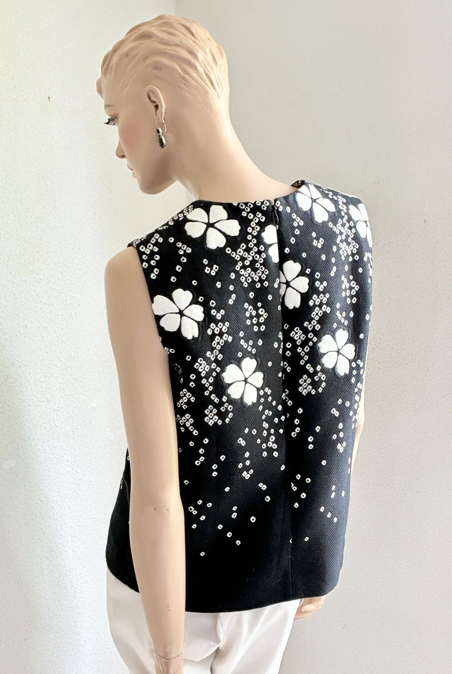 Dsquared2 Top: Schwarzes Top von DSQUARED2 mit weissen Blüten – Usato da Kloten venduto da Nephty 2