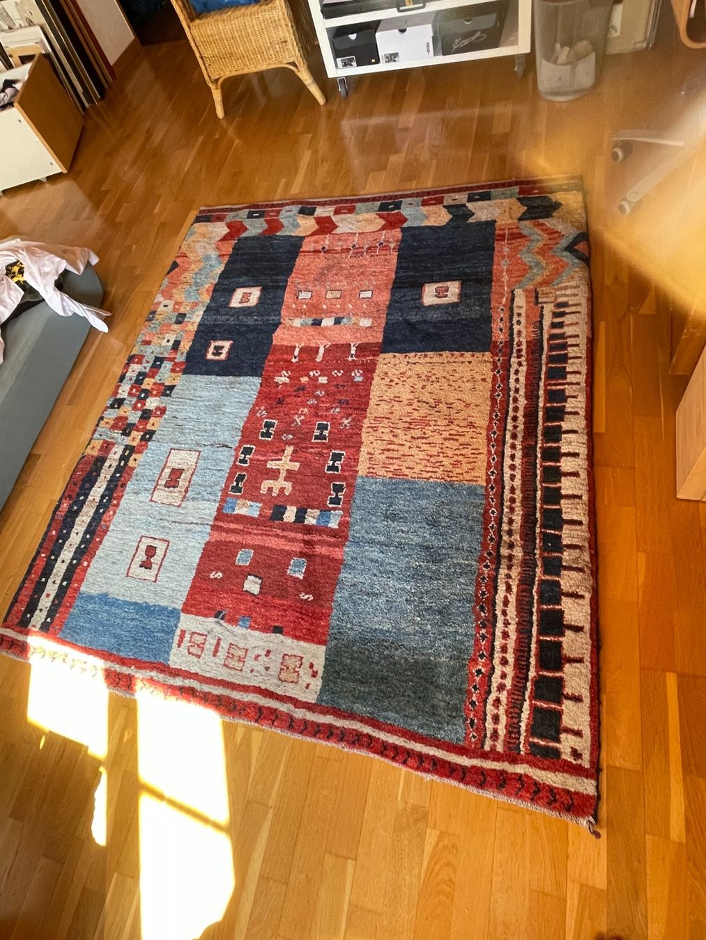 Teppiche: Teppich Patchwork Design Rot Blau Guter Zustand – Gebraucht aus Rheinfelden von slimjim