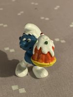 Schlumpf Figur mit Kuchen, Sammlerfigur aus den 80ern