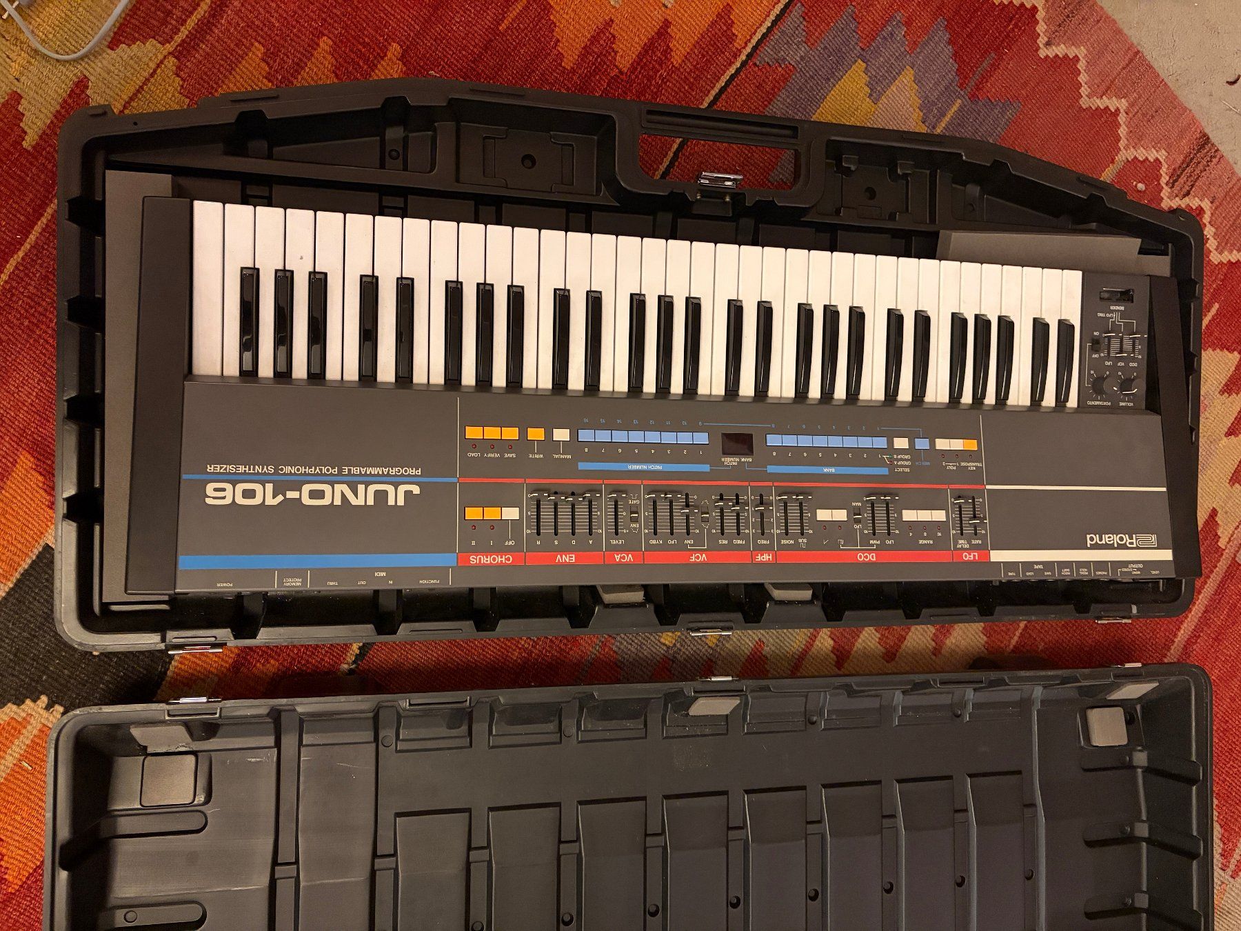 Roland Strumenti musicali: Roland JUNO-106 61-Keys 6 Voice Programmable Polyphonic Synt – Usato da Genève venduto da Symphonykid 2