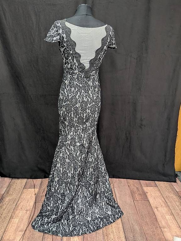 Vestiti: Schwarzes Spitzen-Abendkleid, Gr. 38 – Usato da Triesenberg venduto da JustAPhotographer 1