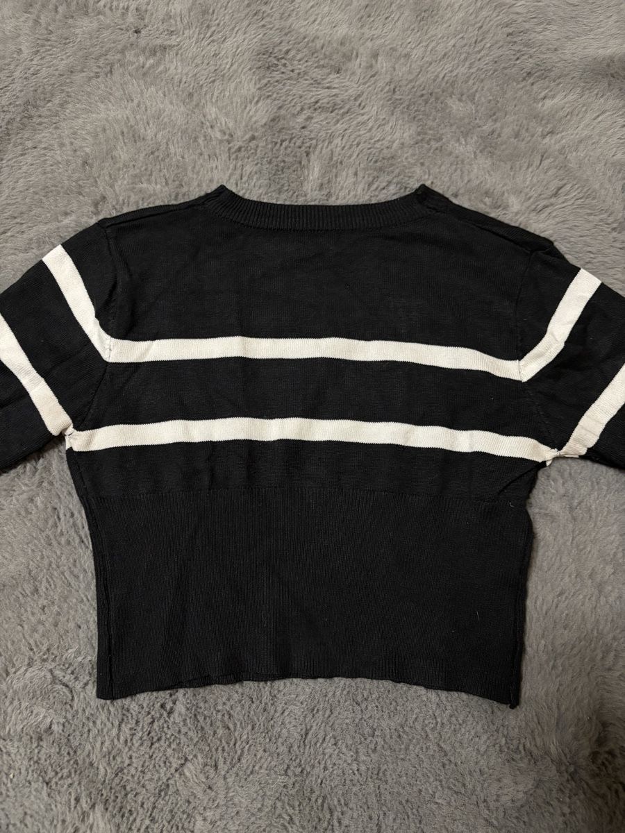 Top: Stylish Striped Knit Top – Usato da Wichtrach venduto da Re_Fit 1
