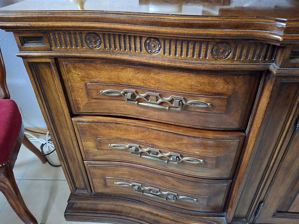 Buffets: Commode/ crédence- noyer massif -  – D'occasion à Enges par Guarajuba01 4