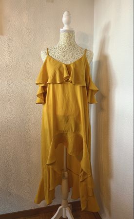 Yellow summer dress is giving Capri vibes✨💛