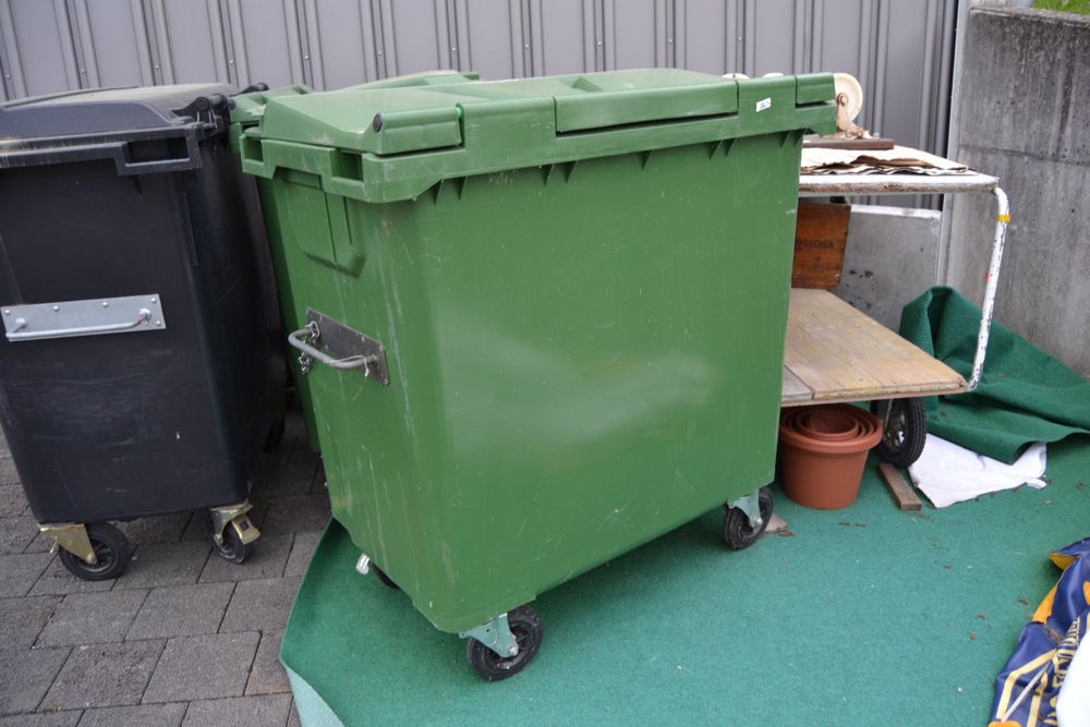 Abfallcontainer grün (Gebraucht) in Oeschgen für CHF 150 – nur Abholung ...