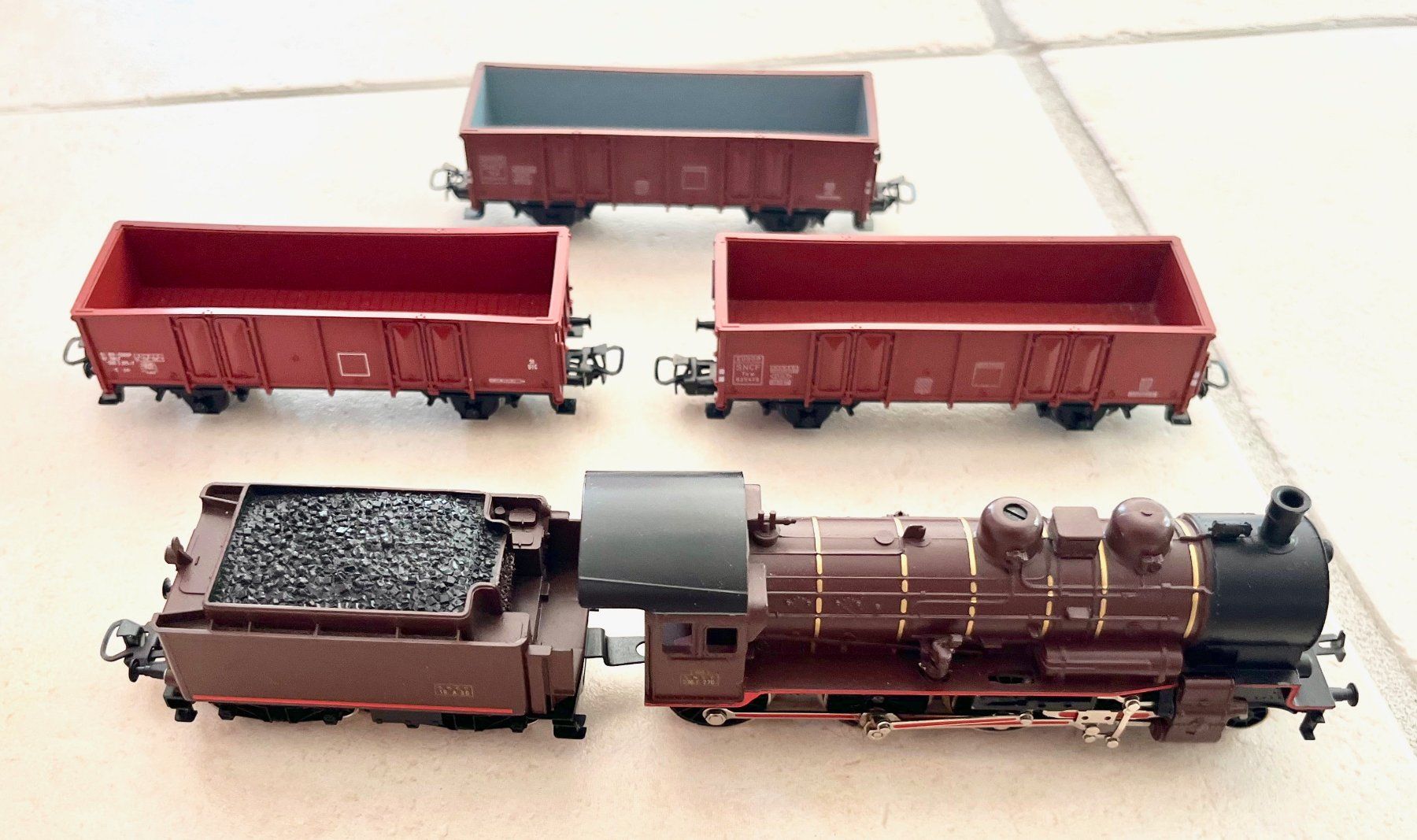 Märklin Modellini di ferrovie: Märklin Dampflok SNCF mit 3 SNCF Güterwagen – Difettoso da Bleiken venduto da hbw45