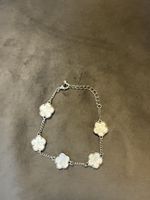 Armband silberfarben mit weissen Blumenmotiven neu