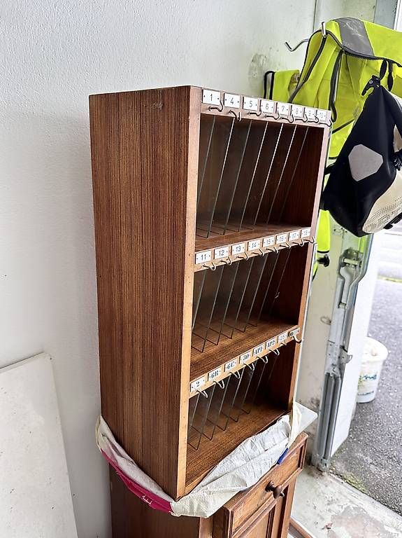 Scaffali: Meuble de tri vintage en bois avec compartiments numérotés! – Usato da Montreux venduto da Franlain