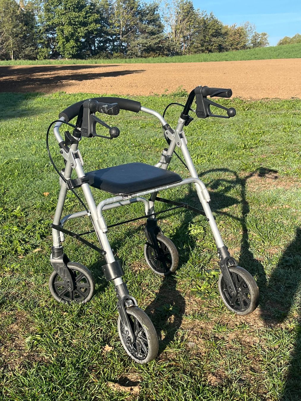 Aides à la marche: Rollator leichtmodell Alu – D'occasion à Allmendingen b. BE par juair 5