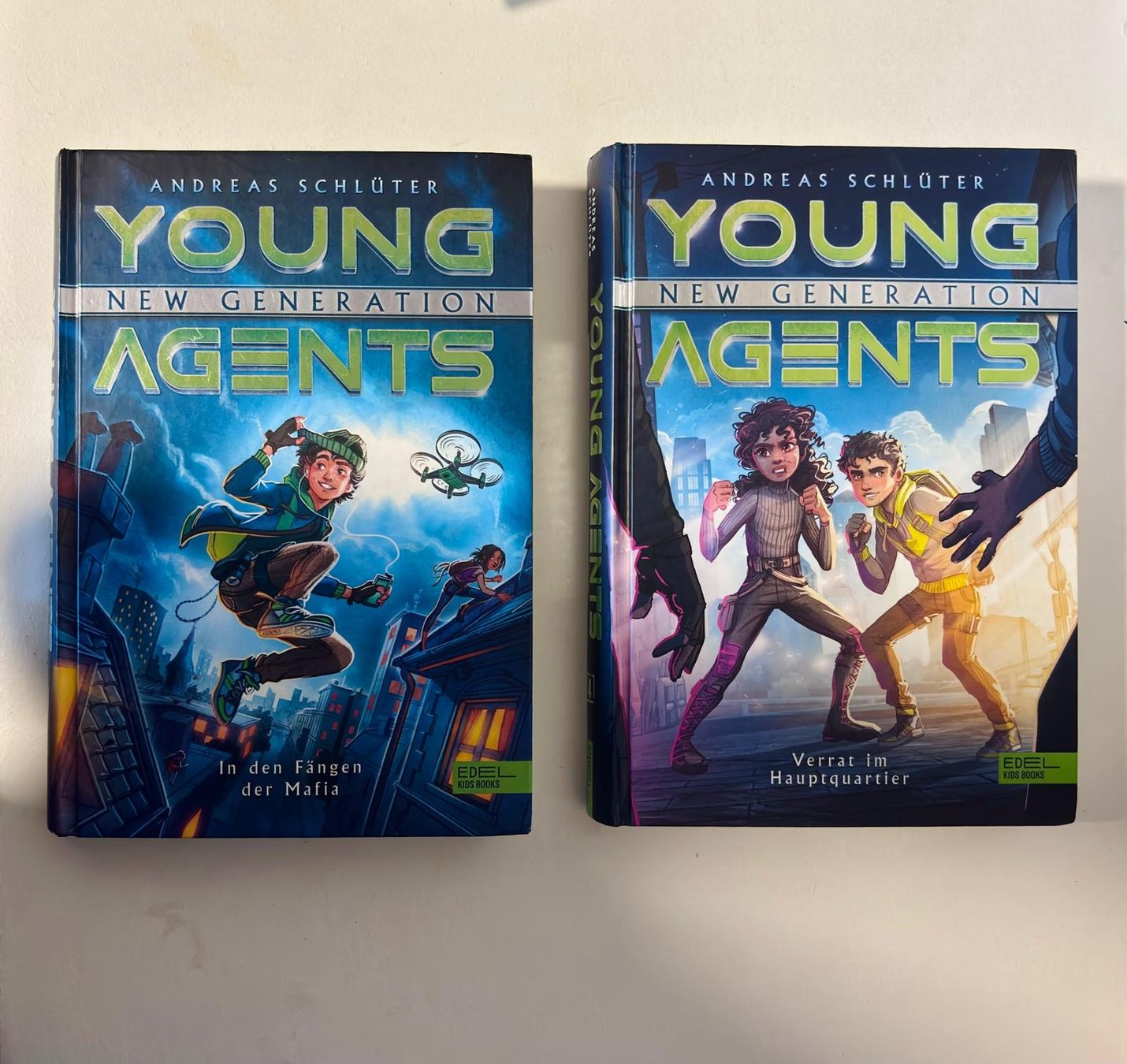 Libri: Young Agents New Generation, 2 Bücher – Nuovo (secondo la descrizione) da Langnau am Albis venduto da eyl_8bts