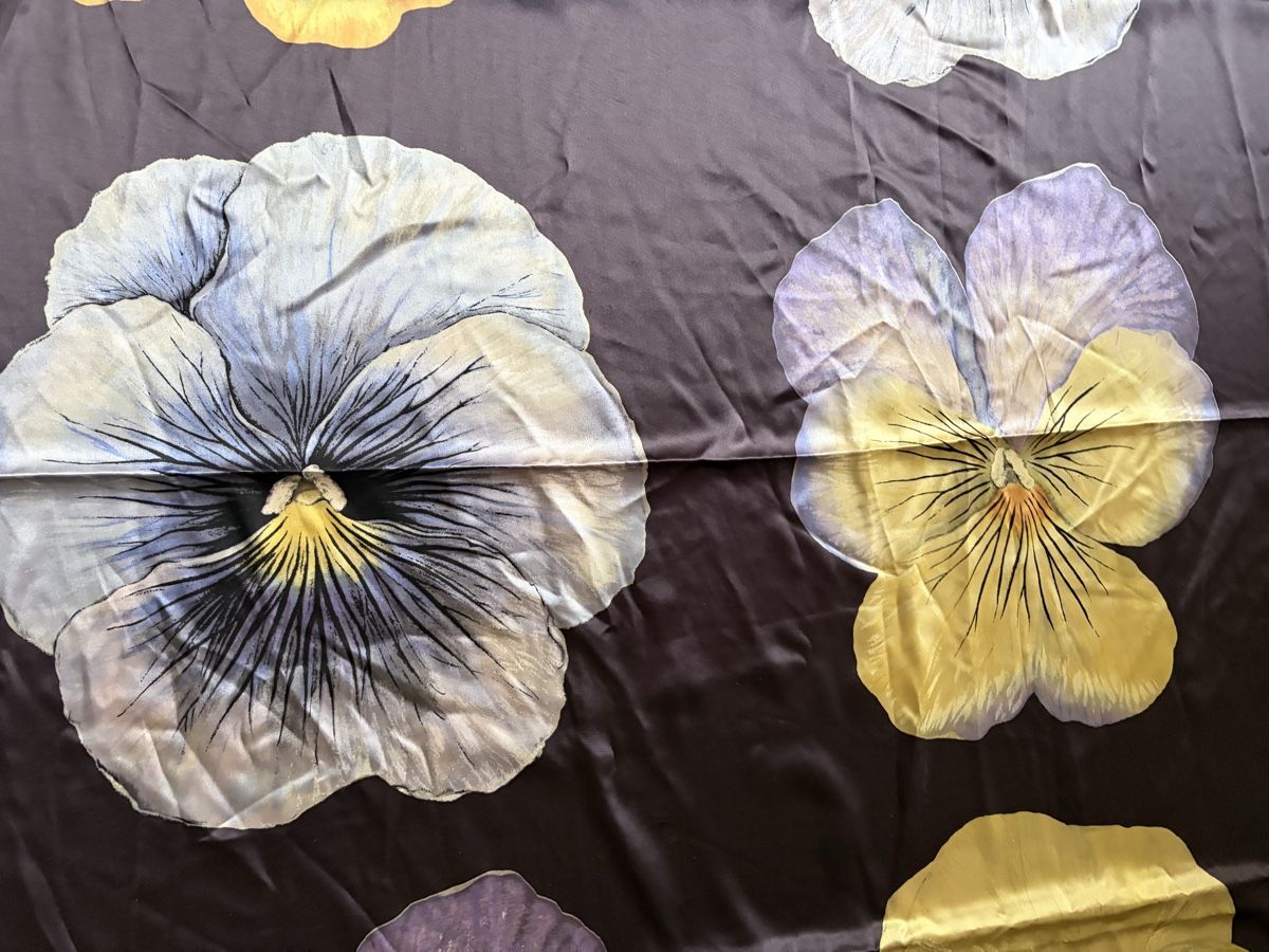 Fabric Frontline Foulard & Sciarpe: Frontline Seidenschal  mit Blumenmuster quadratisch  – Usato da Winterthur venduto da silen 4