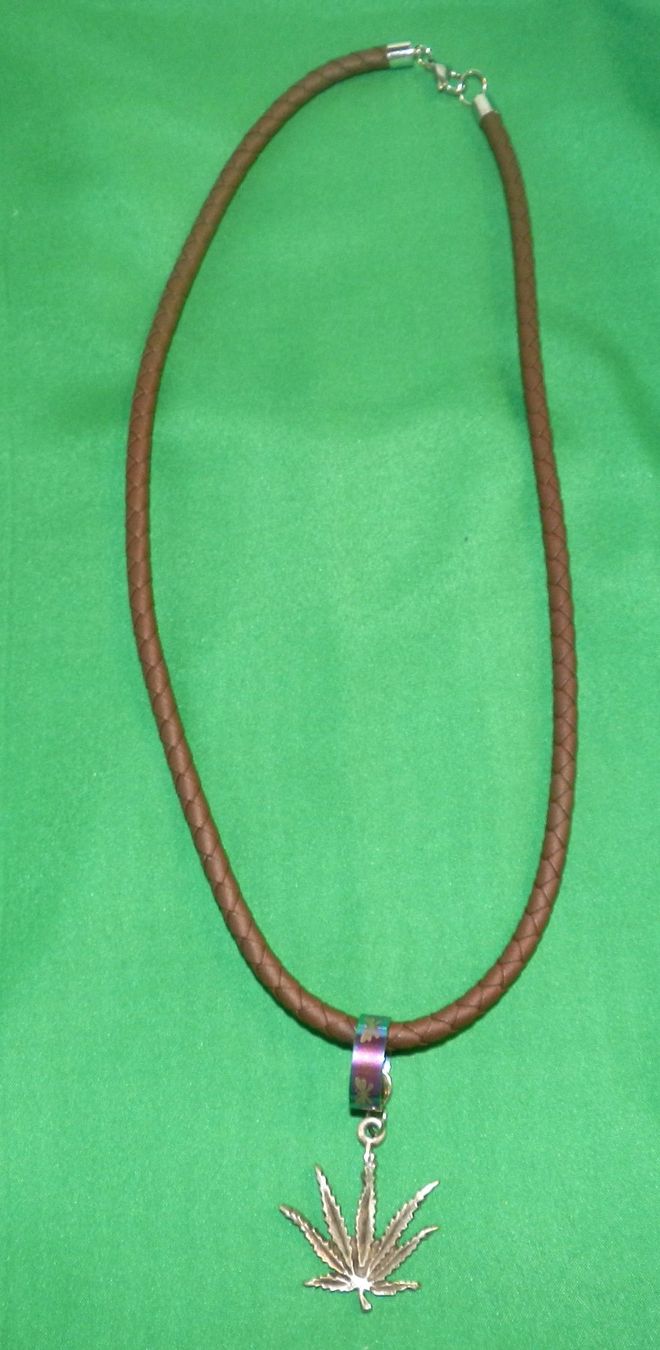 Catenine: Coole Halskette mit Hanfblatt-Anhänger – Nuovo (secondo la descrizione) da Zürich venduto da hpr_3029 1
