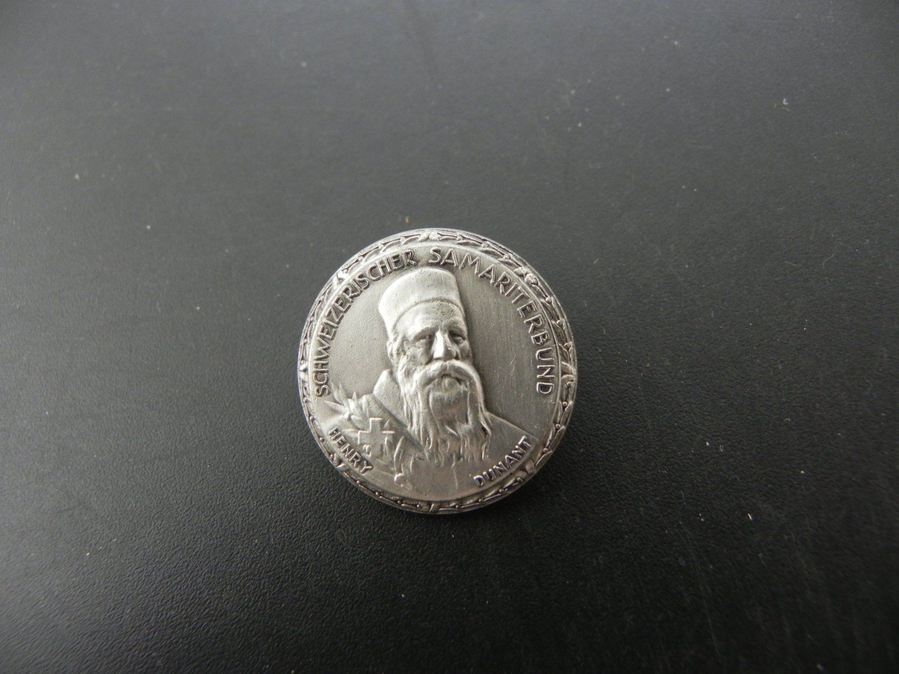 Broches & Aiguilles: Altes Abzeichen - Schweiz Samariterbund Henry Dunant – D'occasion à Biel/Bienne par Gogolozi